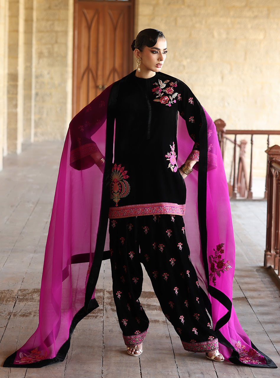 Zainab Chottani | Velura Velvet Edit 25 | Arah Farshi by Zainab Chottani - Designer Dress - Type : Ladies Clothes - Available at Libayah - 100% Original 