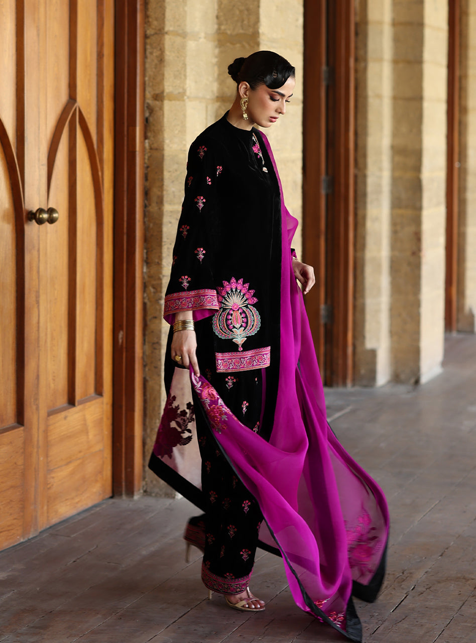 Zainab Chottani | Velura Velvet Edit 25 | Arah Farshi by Zainab Chottani - Designer Dress - Type : Ladies Clothes - Available at Libayah - 100% Original 