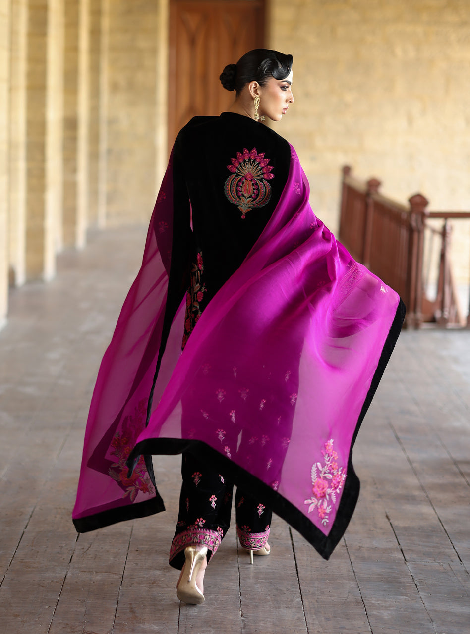 Zainab Chottani | Velura Velvet Edit 25 | Arah Farshi by Zainab Chottani - Designer Dress - Type : Ladies Clothes - Available at Libayah - 100% Original 
