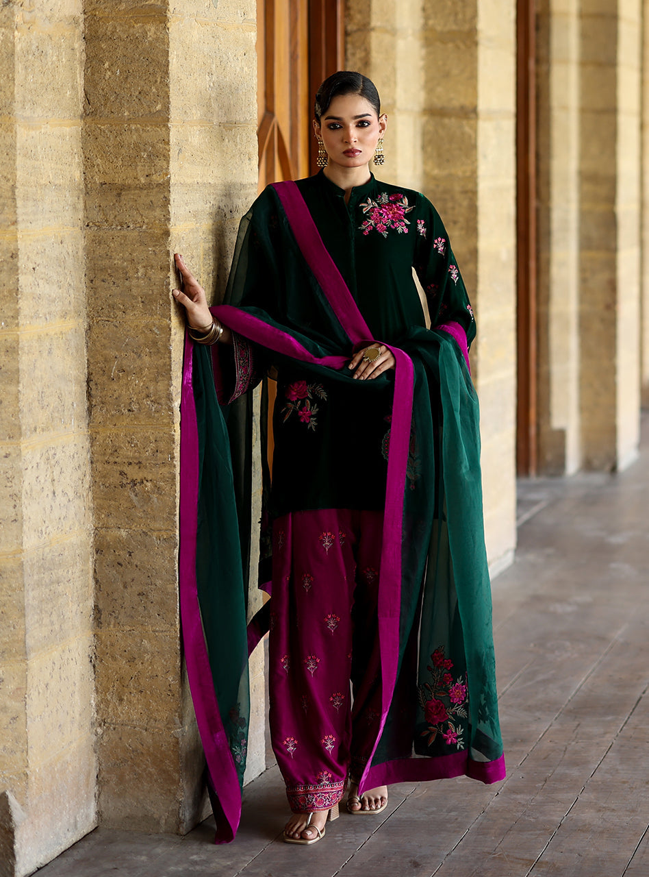 Zainab Chottani | Velura Velvet Edit 25 | Niya Farshi by Zainab Chottani - Designer Dress - Type : Ladies Clothes - Available at Libayah - 100% Original 