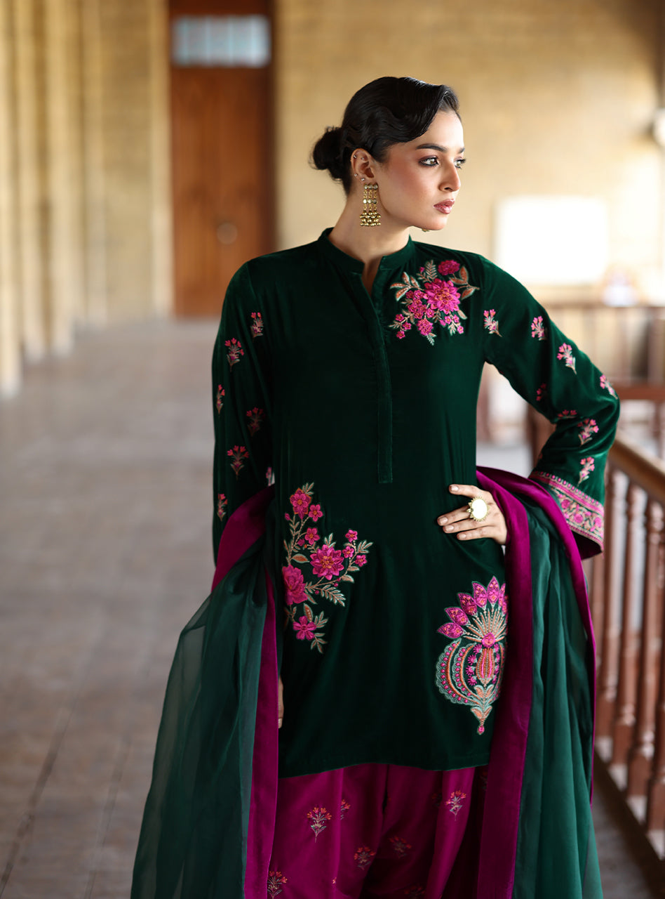 Zainab Chottani | Velura Velvet Edit 25 | Niya Farshi by Zainab Chottani - Designer Dress - Type : Ladies Clothes - Available at Libayah - 100% Original 