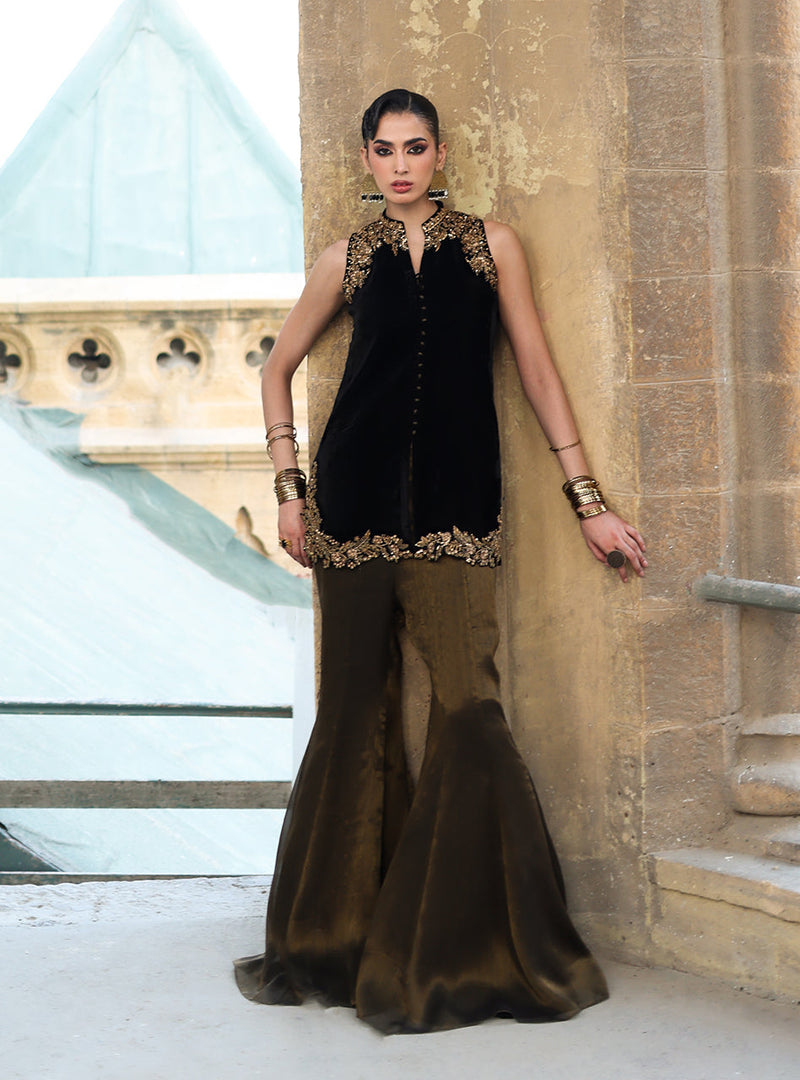 Zainab Chottani | Velura Velvet Edit 25 | Mihr Gold by Zainab Chottani - Designer Dress - Type : Ladies Clothes - Available at Libayah - 100% Original 