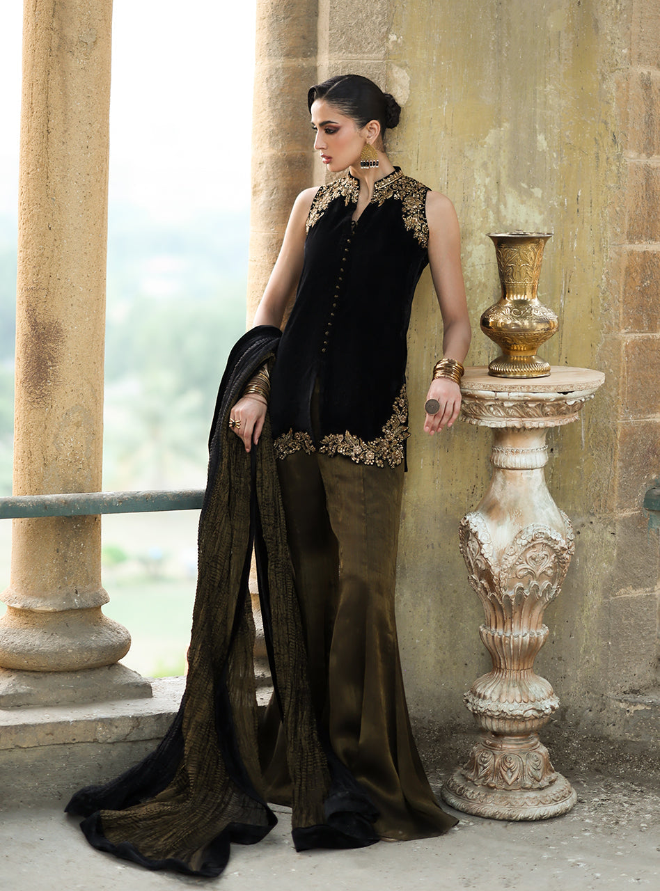 Zainab Chottani | Velura Velvet Edit 25 | Mihr Gold by Zainab Chottani - Designer Dress - Type : Ladies Clothes - Available at Libayah - 100% Original 