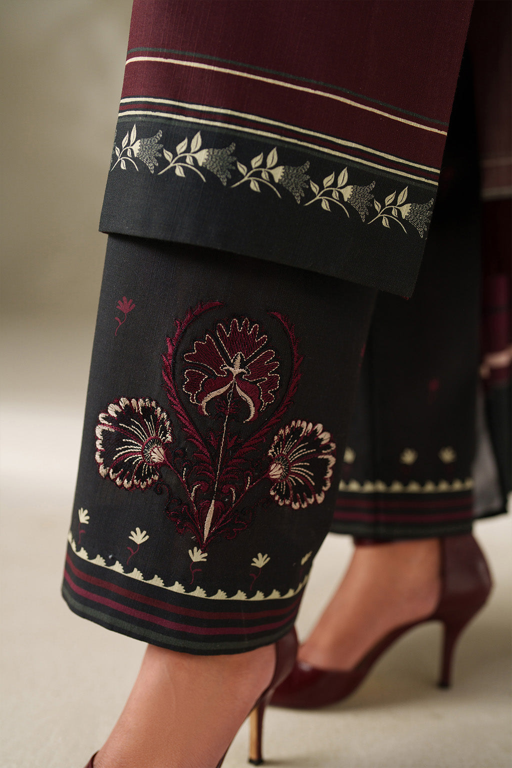 Iznik | Winter Chapter 25 | UE-570 Printed Khaddar by Iznik - Designer Dress - Type : Ladies Clothes - Available at Libayah - 100% Original 