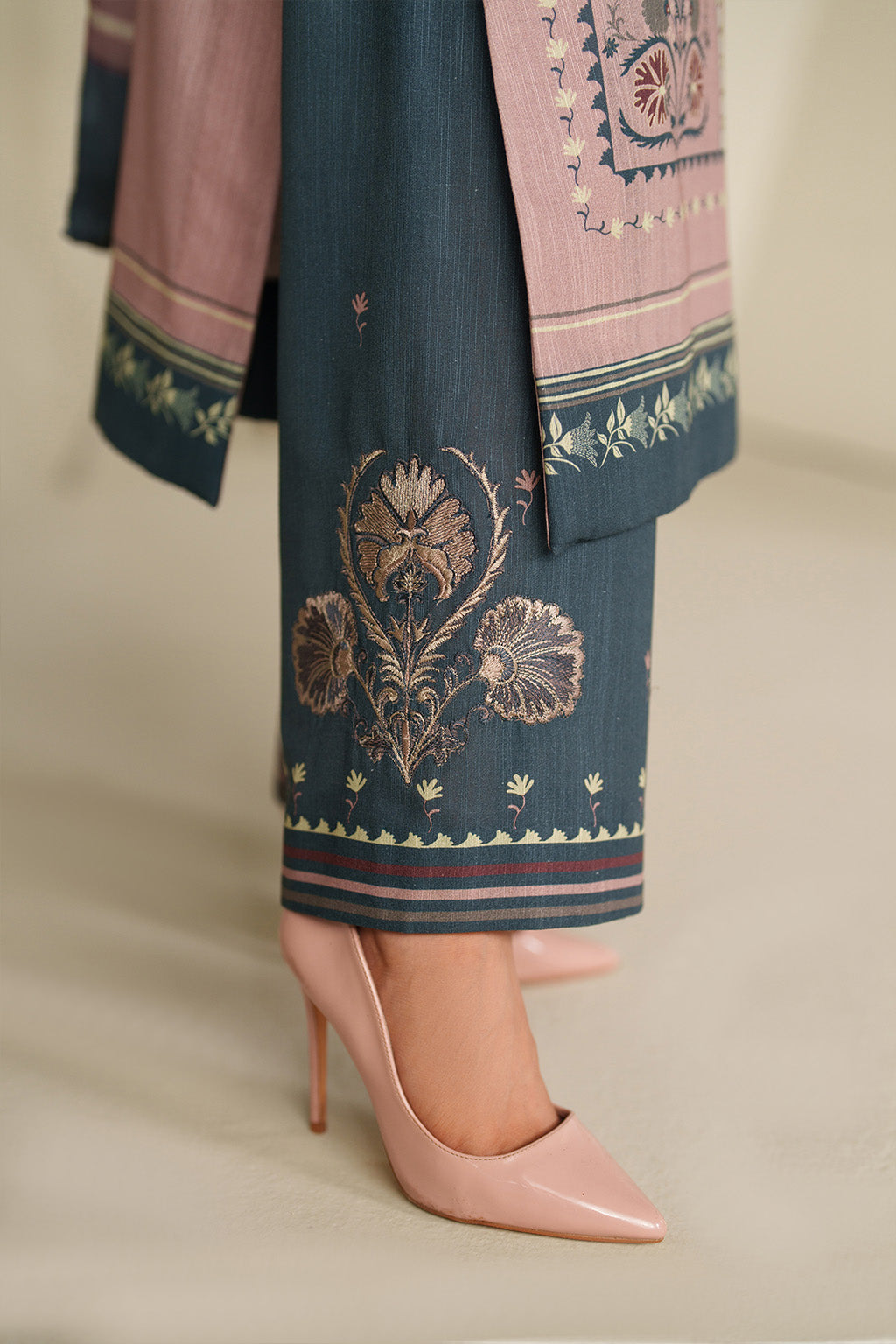 Iznik | Winter Chapter 25 | UE-569 Printed Khaddar by Iznik - Designer Dress - Type : Ladies Clothes - Available at Libayah - 100% Original 