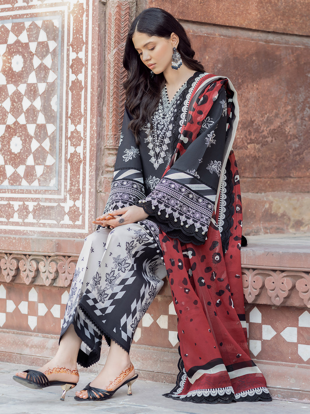 Bin Ilyas | Naqsh Naaz Luxury Lawn 25 | 2088 - A by Bin Ilyas - Designer Dress - Type: Ladies Clothes - Available at Libayah - 100% Original