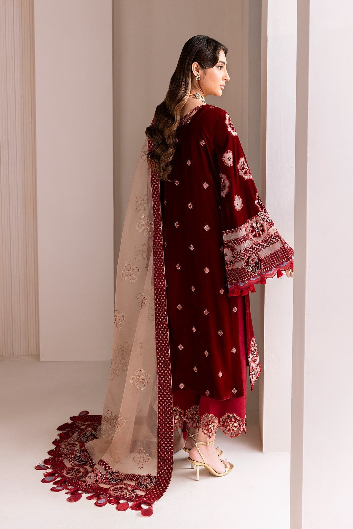 Alizeh | Makhmal Luxury Velvet Edit | Velzari by Alizeh - Designer Dress  - Type : Ladies Clothes - Available at Libayah - 100% Original 