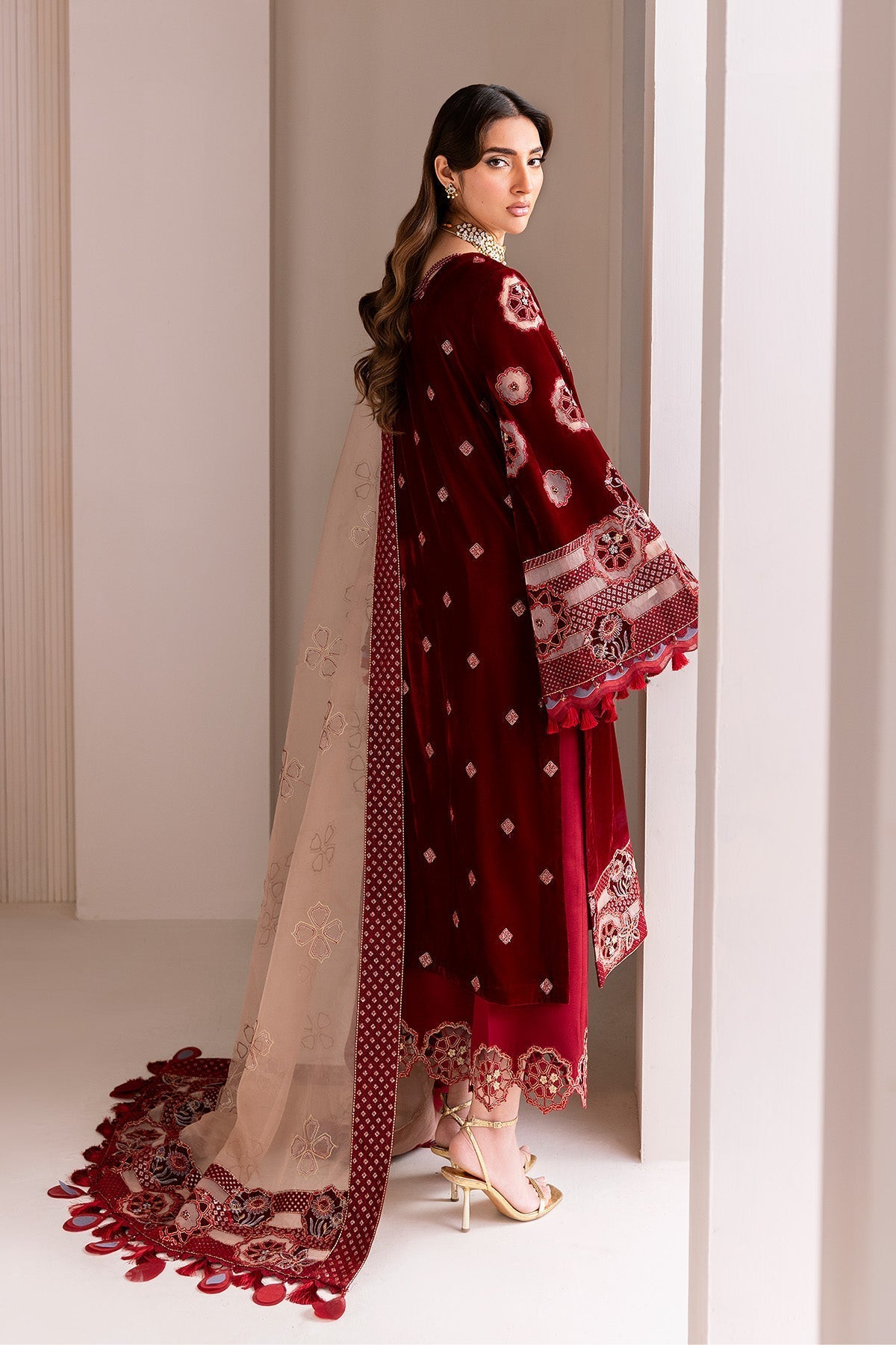 Alizeh | Makhmal Luxury Velvet Edit | Velzari by Alizeh - Designer Dress  - Type : Ladies Clothes - Available at Libayah - 100% Original 